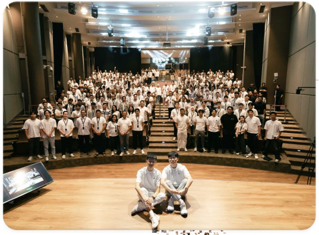 Foto bersama ratusan member komunitas Trade With Suli di aula