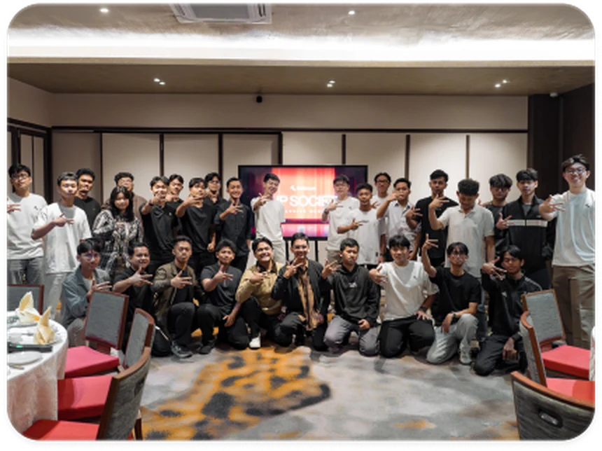 Foto bersama tim di acara Akasta Jakarta