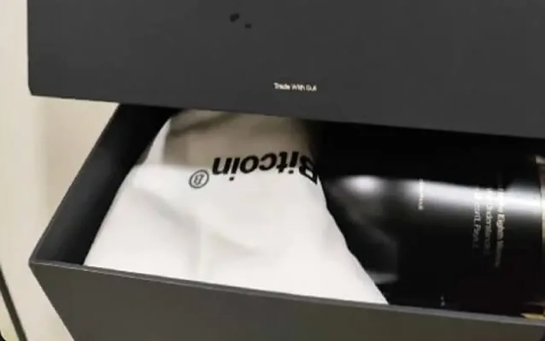 Merch TWS yang diterima G*r*nd*ng - KYR1CH